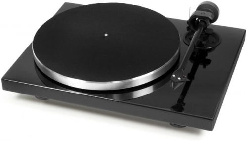 Gramofon v klasickém stylu s hliníkovým talířem a přenoskou Ortofon 2M-silver